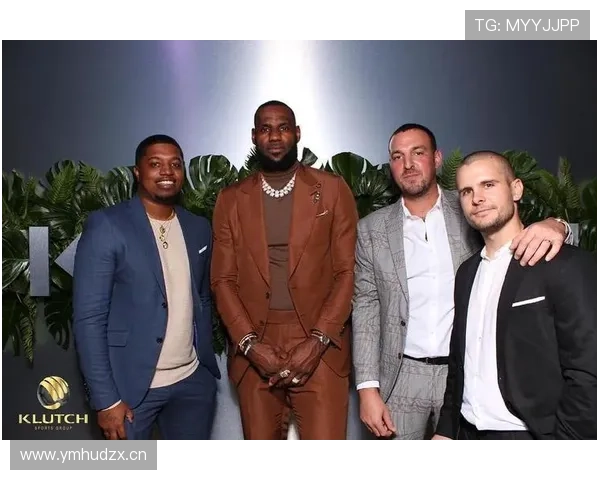 戴维斯今天鞋子闪成钻石了？看着就像路人拿了千万开局一样